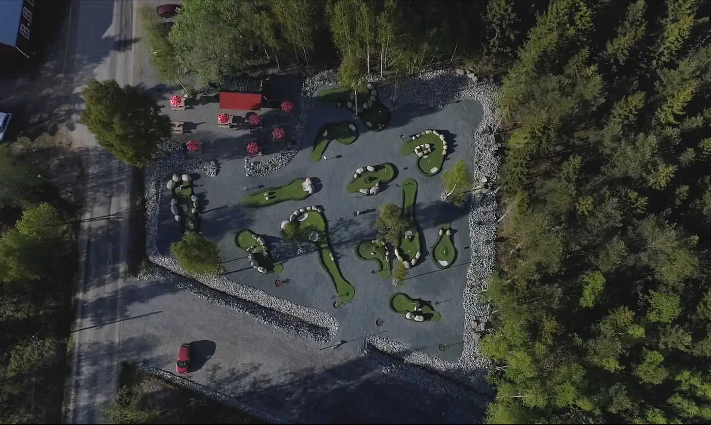 Flygbild över hela anläggningen på Hudiksvalls Äventyrsgolf