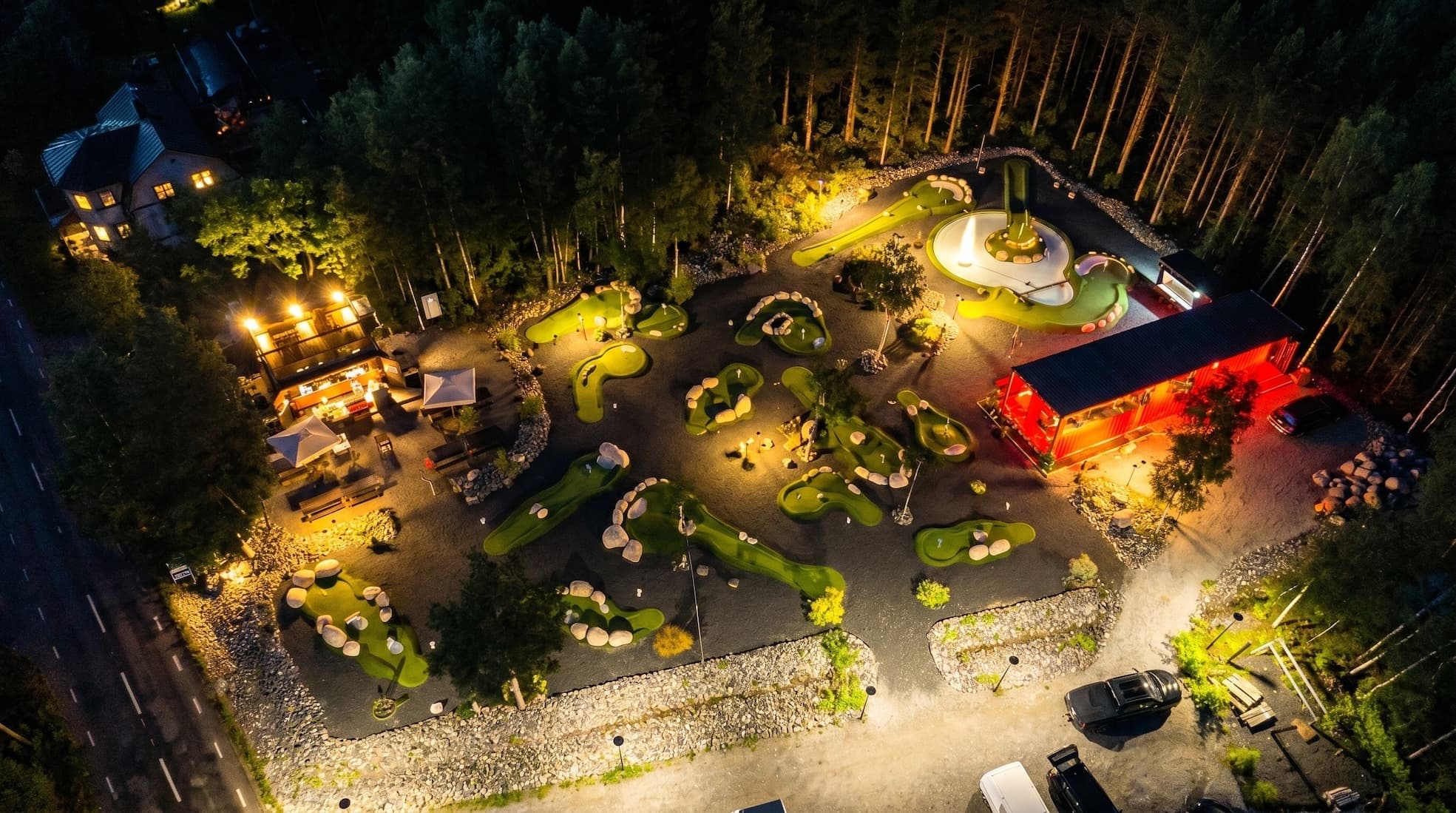 Flygbild över Hudiksvalls Äventyrsgolf i kvällsljus