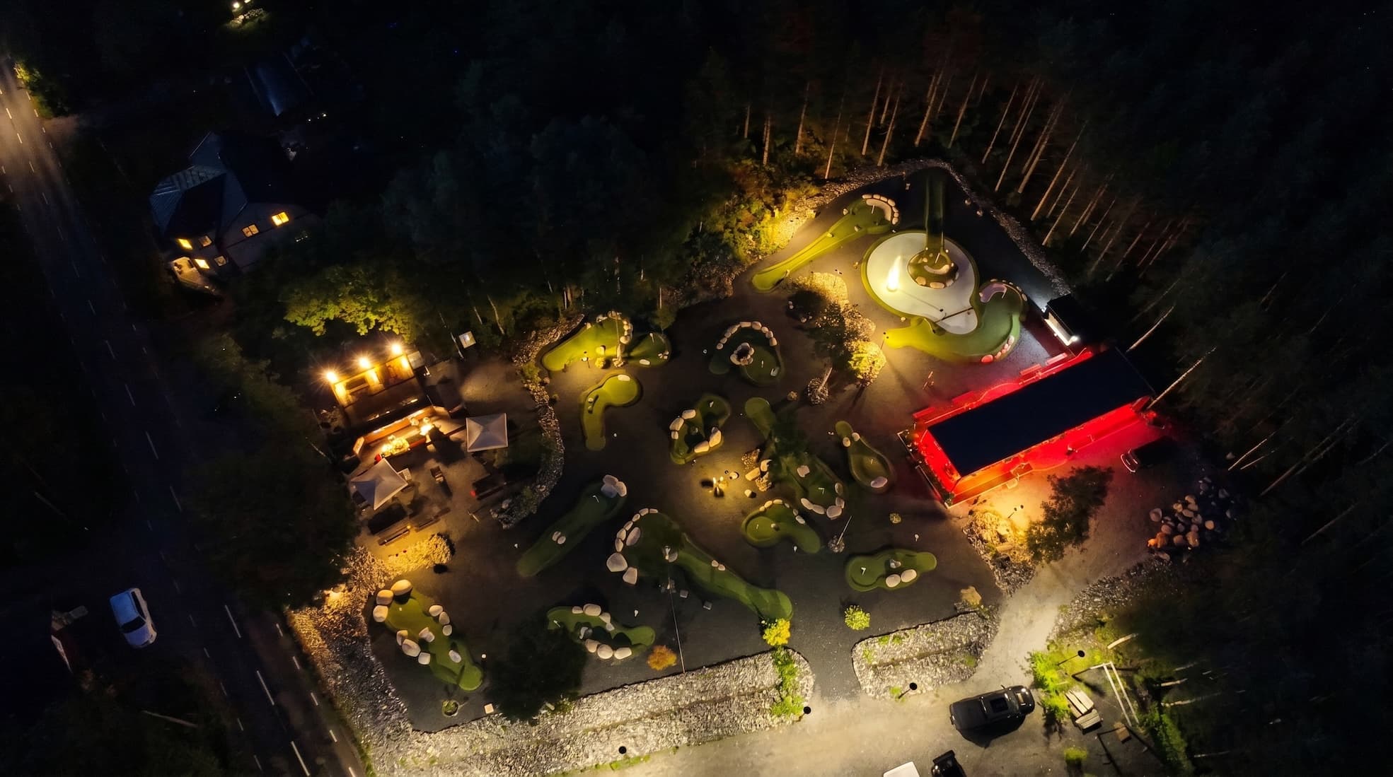 Drönarvy över banorna på Hudiksvalls Äventyrsgolf