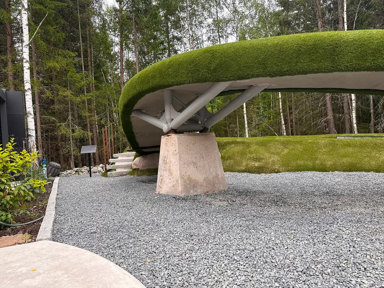 Närbild på betongpelaren och stålkonstruktionen under den 14 meter långa betongbron på hål 11