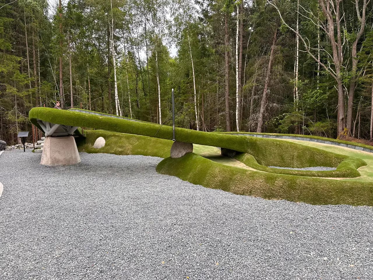 Nya banan, hål 11, med betongbro inspirerad av Sundsvallsbron på Hudiksvalls Äventyrsgolf