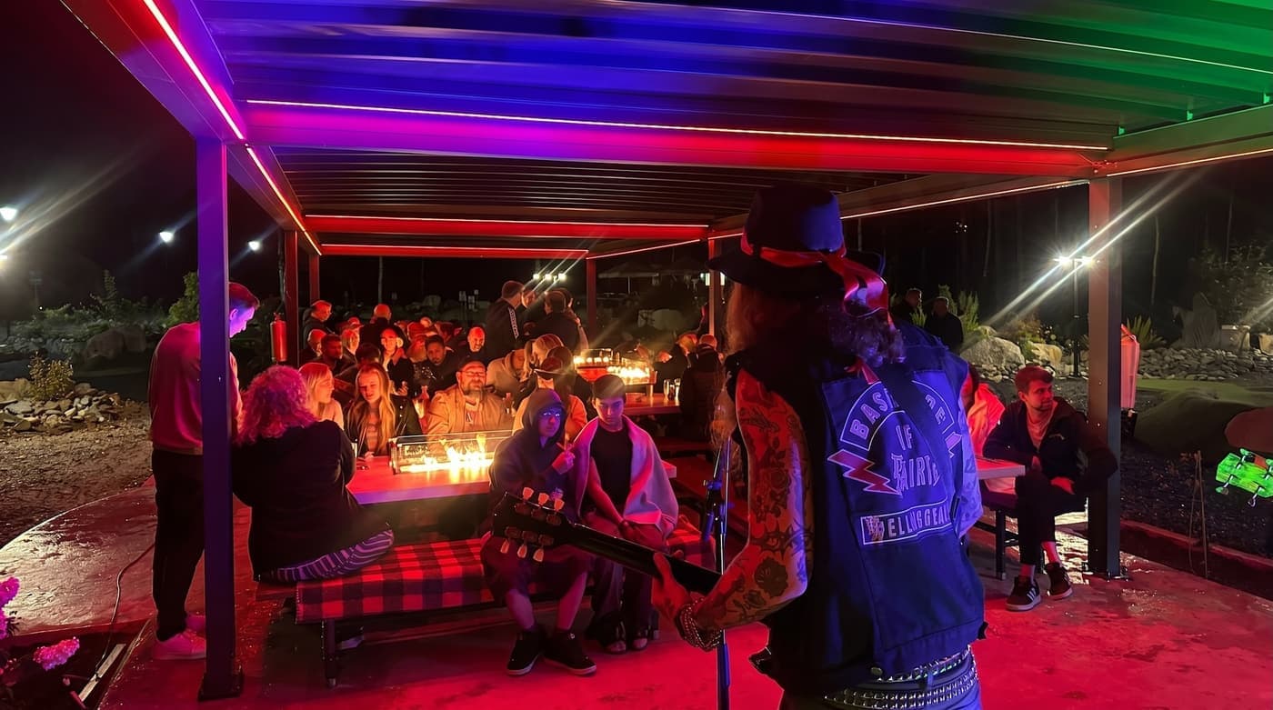 Gitarrist på scenen i Pergolan under en musikkväll